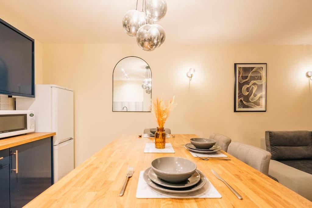 Centre Haven - Huge Garden Access - West St Apartment *