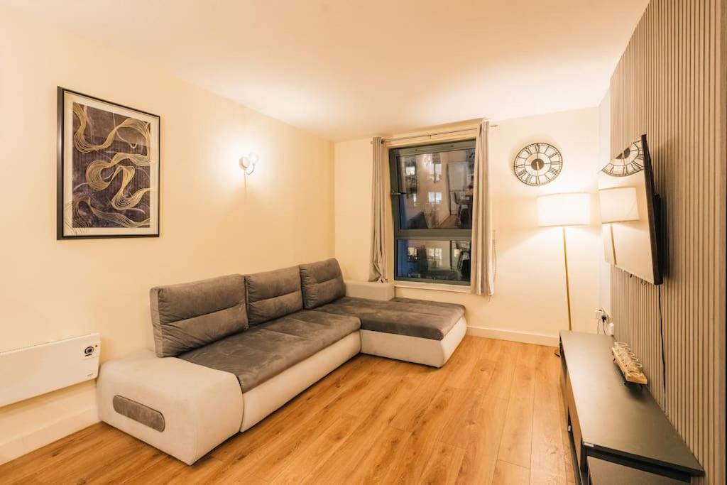Centre Haven - Huge Garden Access - West St Apartment *