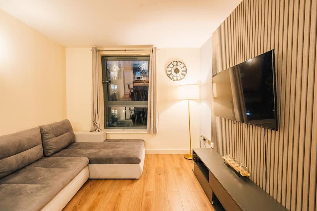 Centre Haven - Huge Garden Access - West St Apartment