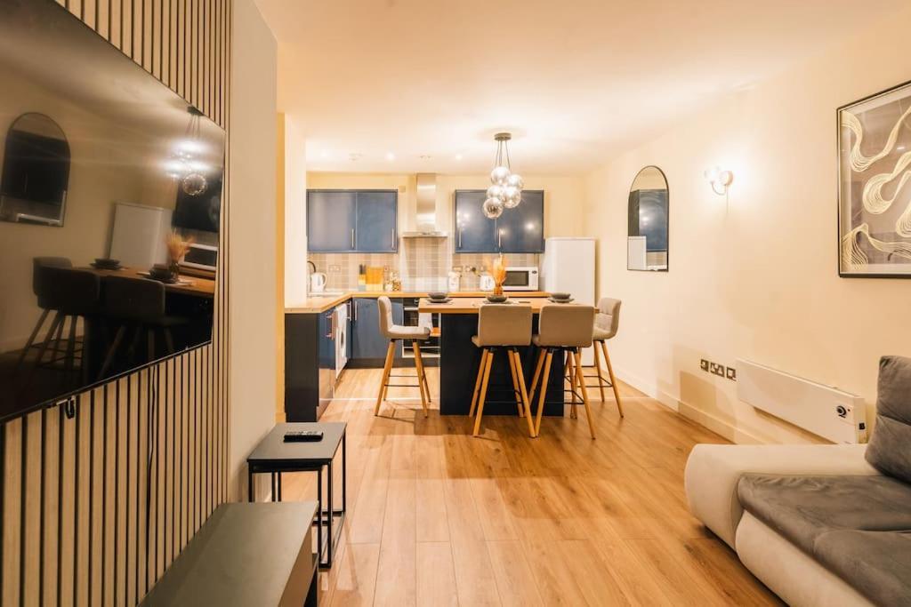 Centre Haven - Huge Garden Access - West St Apartment *